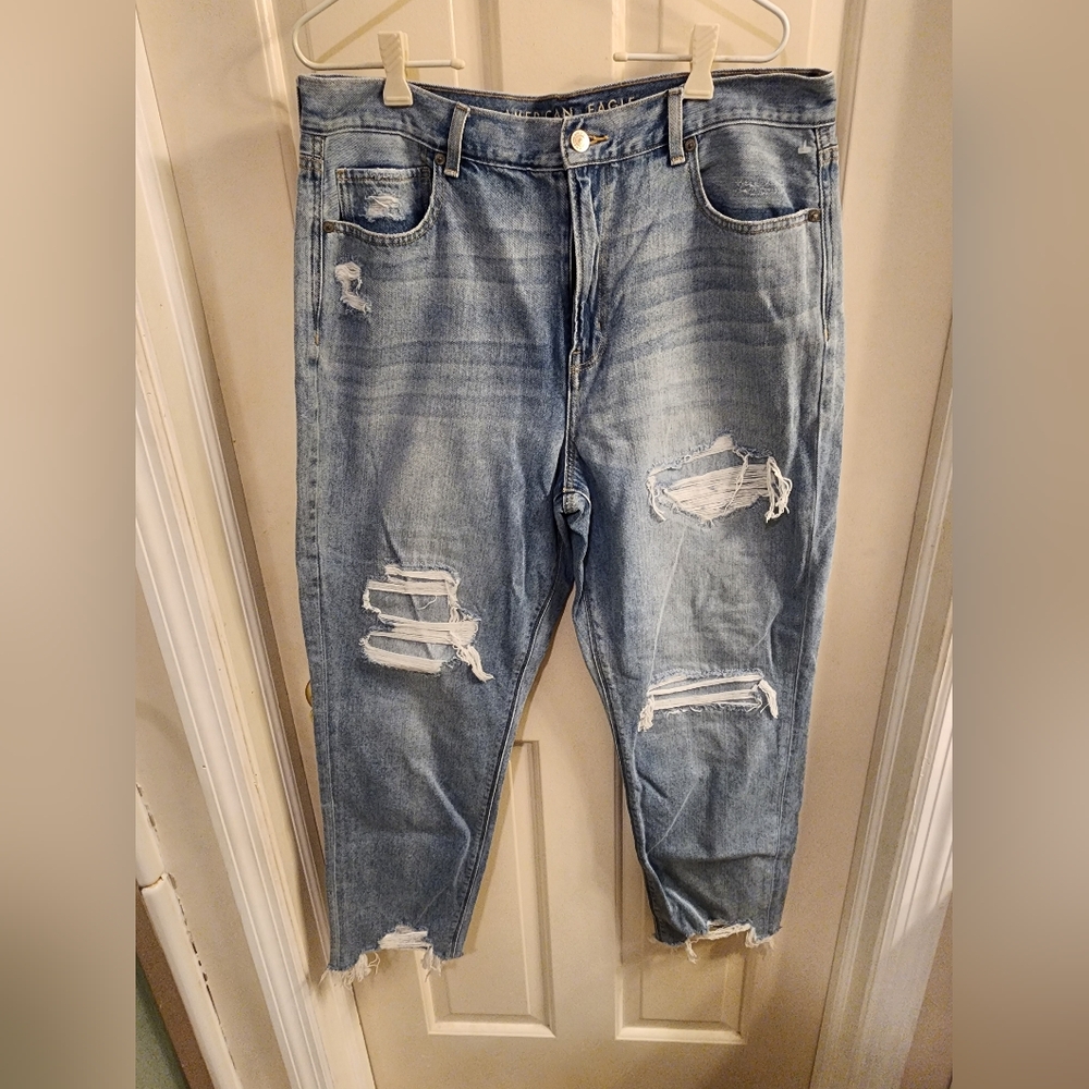 American eagle Distressed denim mom jean light wash high rise size 14 reg